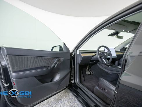 Used 2022 Tesla Model Y Long Range AWD/4WD image 9