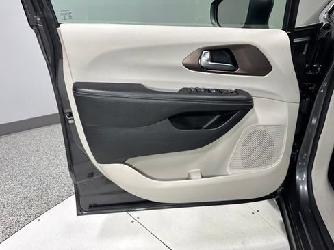 Used 2020 Chrysler Voyager LX FWD image 11