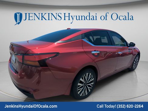 Used 2025 Nissan Altima 2.5 SV FWD image 3