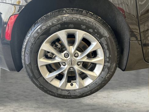 Used 2024 Chrysler Pacifica Touring-L AWD/4WD image 23