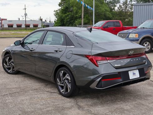Used 2025 Hyundai Elantra Limited FWD image 2