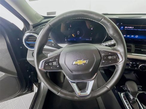 Used 2025 Chevrolet Trax LT w/ LT Convenience Package image 14