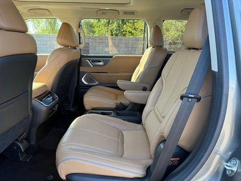 Used 2025 INFINITI QX80 Sensory image 10