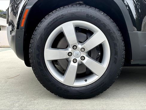 Used 2024 Land Rover Defender 110 SE image 8