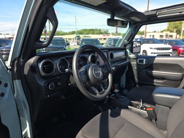 Used 2023 Jeep Wrangler Unlimited w/ Sun & Screen Package AWD/4WD image 13