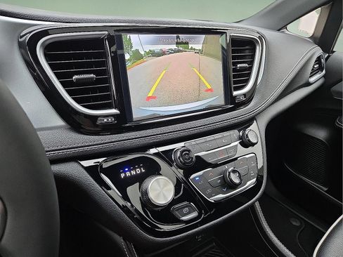 Used 2026 Chrysler Pacifica Limited FWD image 18