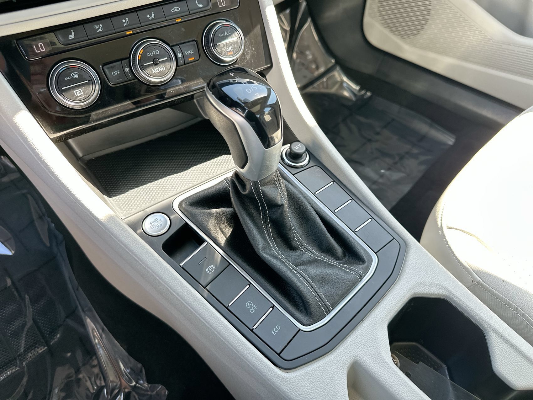 Used 2024 Volkswagen Jetta SE FWD image 19