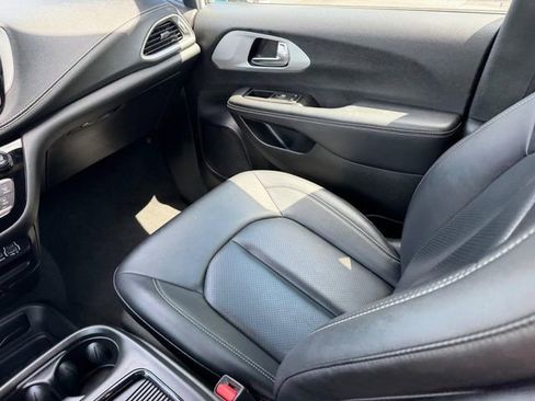 Used 2024 Chrysler Pacifica Limited FWD image 20