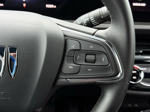 Used 2025 Buick Envista Sport Touring w/ Convenience II Package FWD image 31