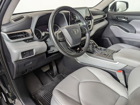 Used 2020 Toyota Highlander XLE image 4