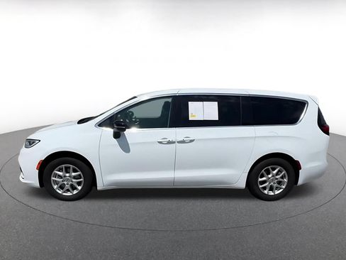 Used 2024 Chrysler Pacifica Touring-L FWD image 9