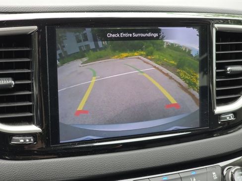 Used 2024 Chrysler Pacifica Touring-L FWD image 4