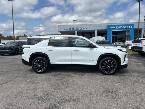 New 2026 Chevrolet Traverse LT w/ Sun and Wheel Package FWD image 2