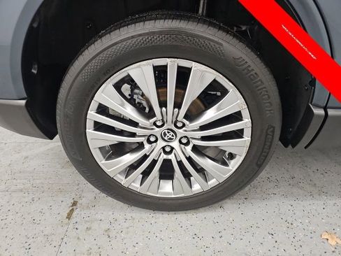 Used 2021 Toyota Venza Limited image 8