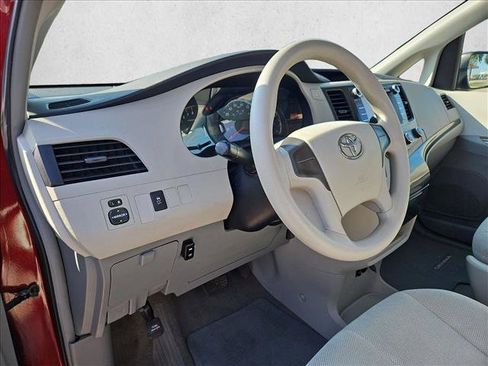 Used 2011 Toyota Sienna FWD image 10