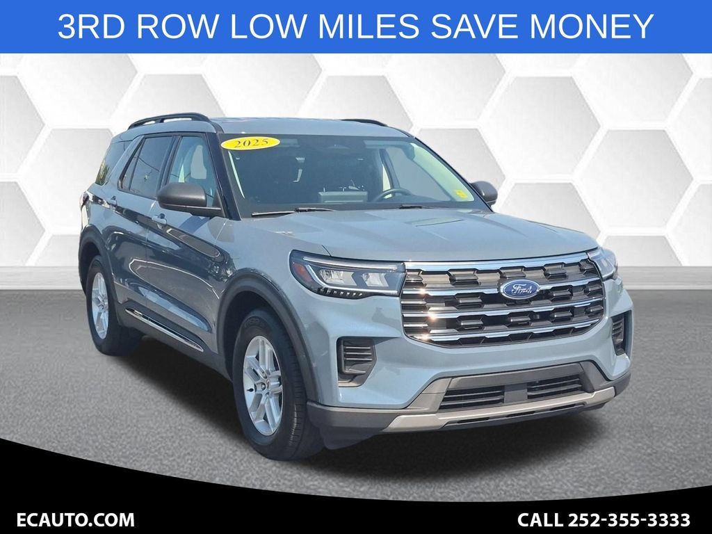 Used 2025 Ford Explorer Active RWD image 1