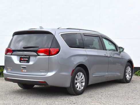 Used 2018 Chrysler Pacifica Touring-L FWD image 41
