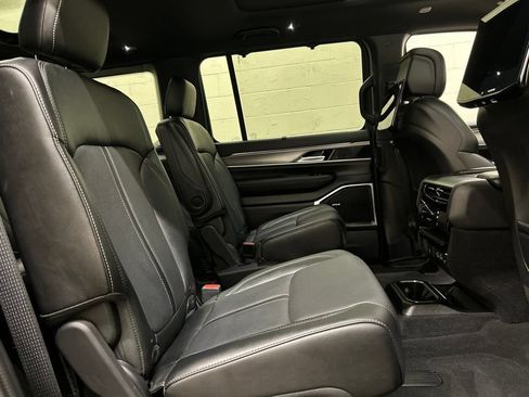 Used 2024 Jeep Wagoneer Series II w/ Convenience Group I AWD/4WD image 10