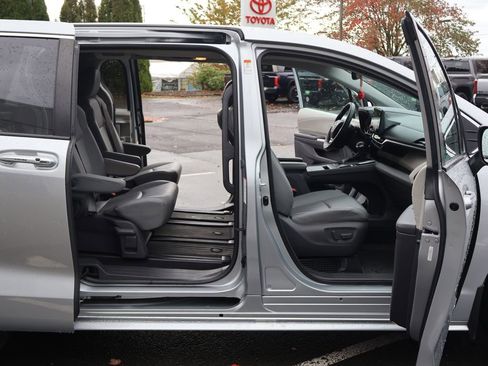 Used 2021 Toyota Sienna XLE image 30