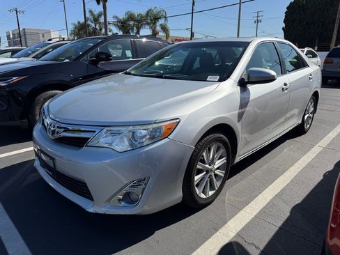 Used 2014 Toyota Camry XLE w/ Leather Package image 2
