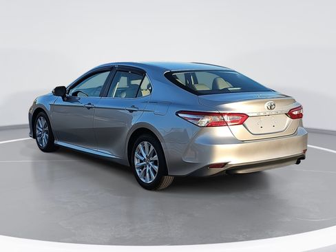 Used 2018 Toyota Camry LE image 5