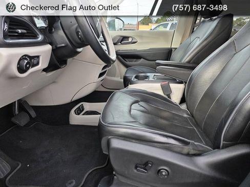 Used 2018 Chrysler Pacifica Limited image 19