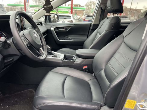Used 2020 Toyota RAV4 XLE Premium image 18
