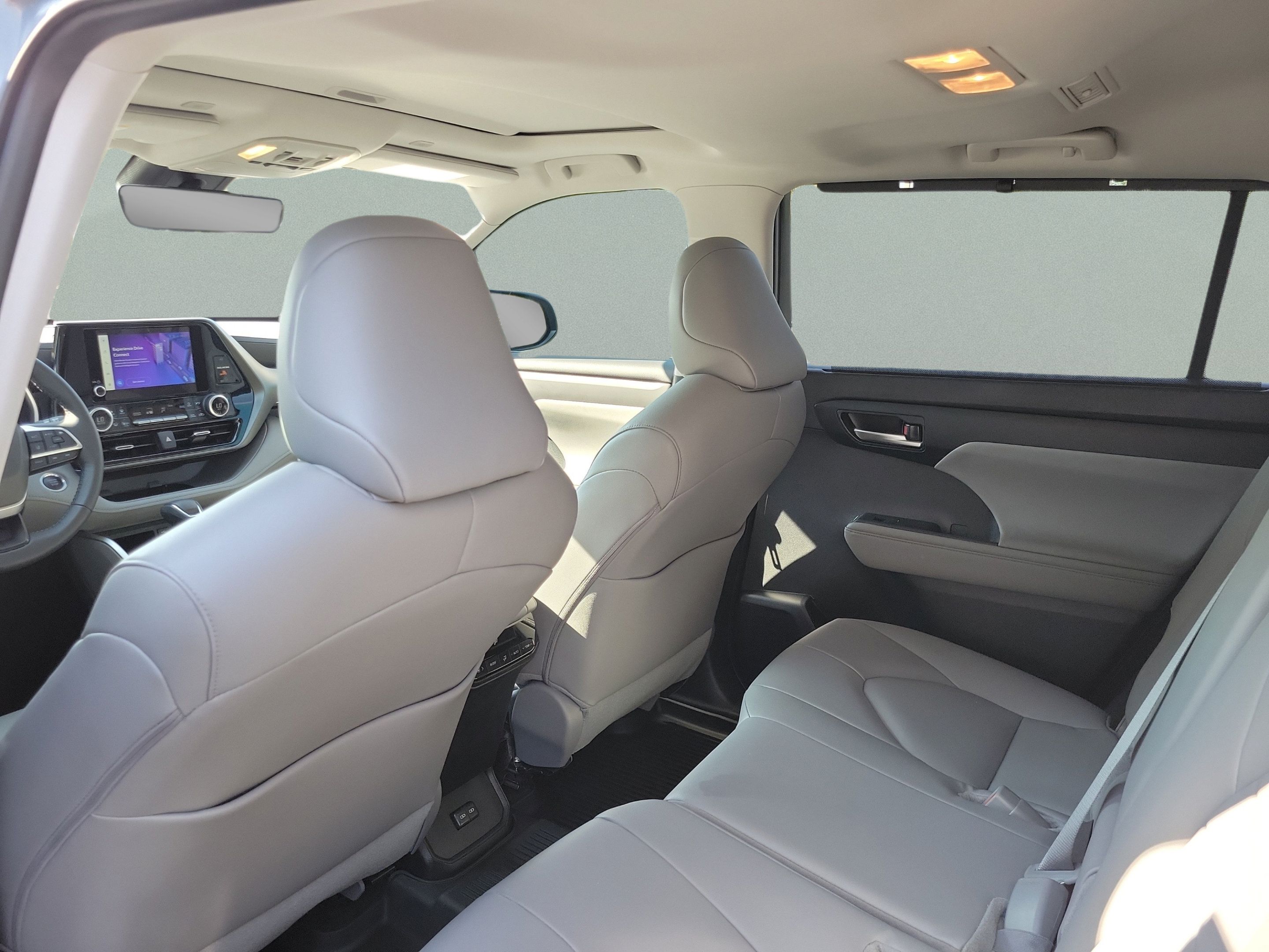 Used 2024 Toyota Highlander XLE FWD image 22