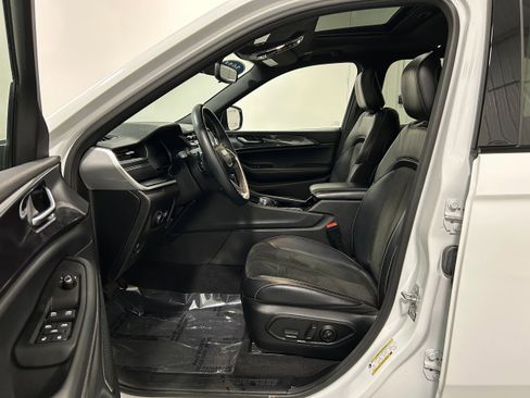 Used 2021 Jeep Grand Cherokee L Laredo image 3