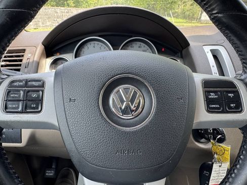 Used 2011 Volkswagen Routan SE FWD image 20