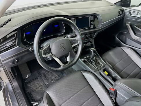Used 2024 Volkswagen Jetta SE FWD image 2