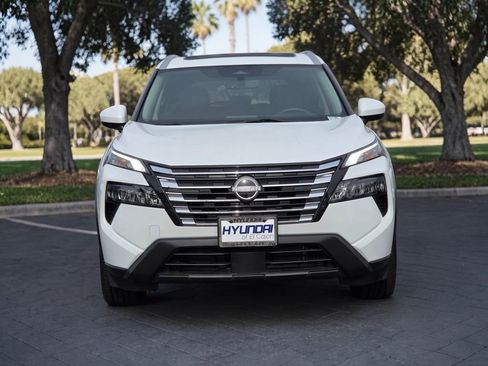 Used 2024 Nissan Rogue SV w/ SV Premium Package image 3