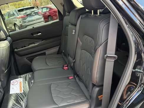 Used 2026 Nissan Pathfinder Platinum AWD/4WD image 25