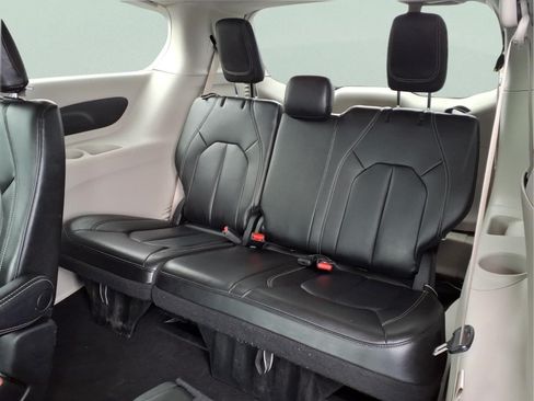 Used 2023 Chrysler Pacifica Touring-L FWD image 22