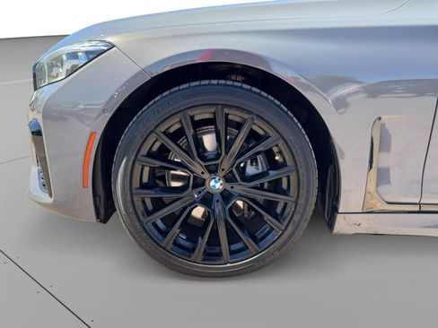 Used 2021 BMW 740i w/ M Sport Package image 9