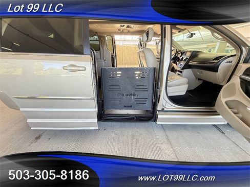 Used 2013 Chrysler Town & Country Touring FWD image 44