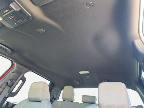 Used 2025 Toyota Tacoma SR5 AWD/4WD image 32
