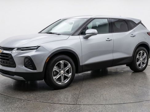 Used 2025 Chevrolet Blazer LT FWD image 3