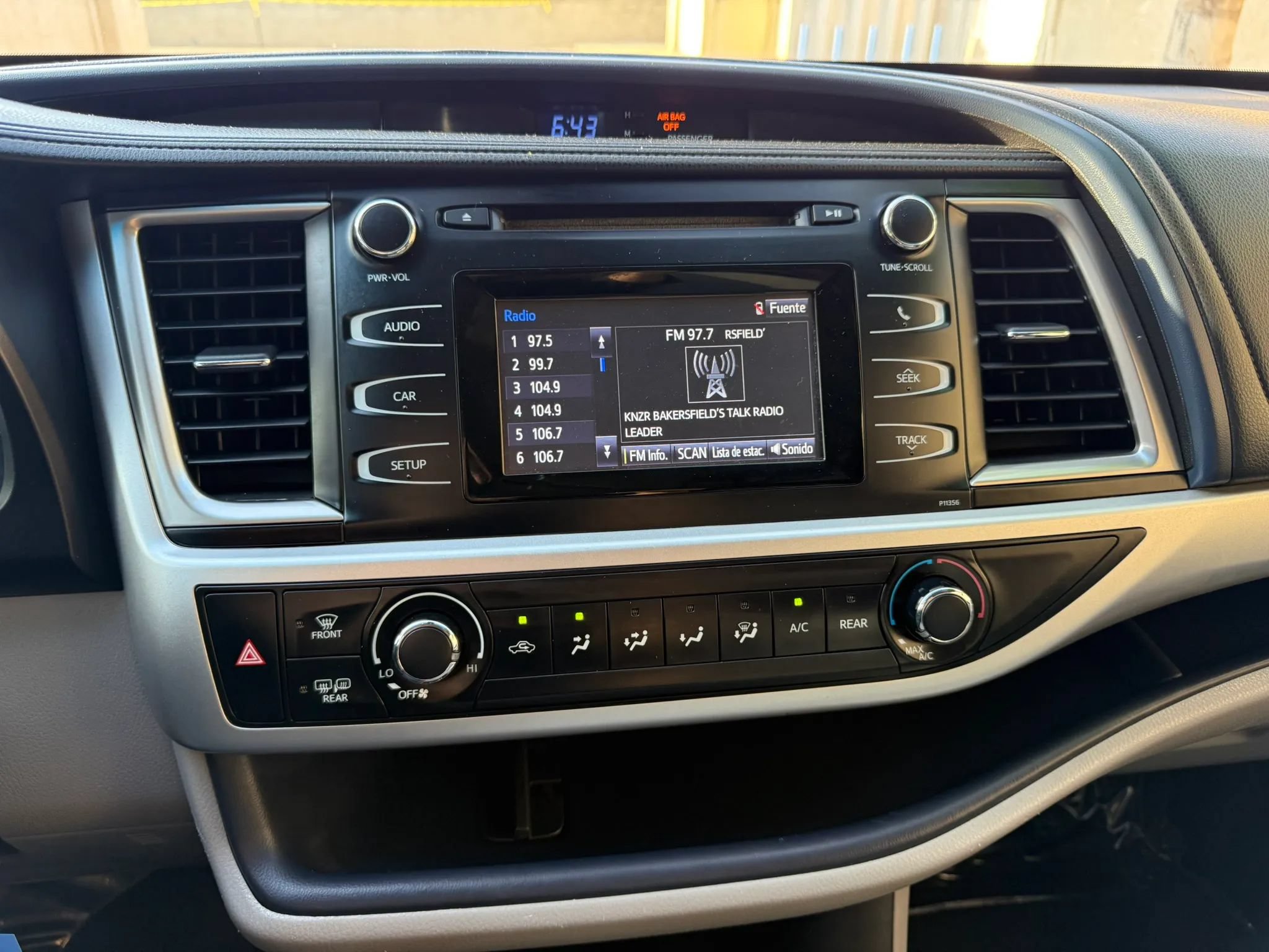 Used 2018 Toyota Highlander LE w/ Carpet Mat Package (TMS) AWD/4WD image 25