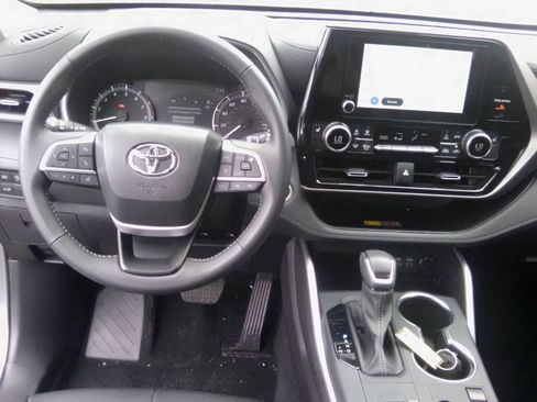 Used 2025 Toyota Highlander XLE FWD image 11