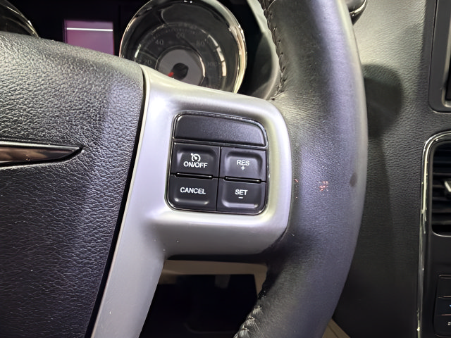 Used 2015 Chrysler Town & Country Touring FWD image 17