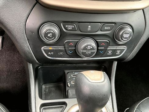 Used 2018 Jeep Cherokee Limited image 32