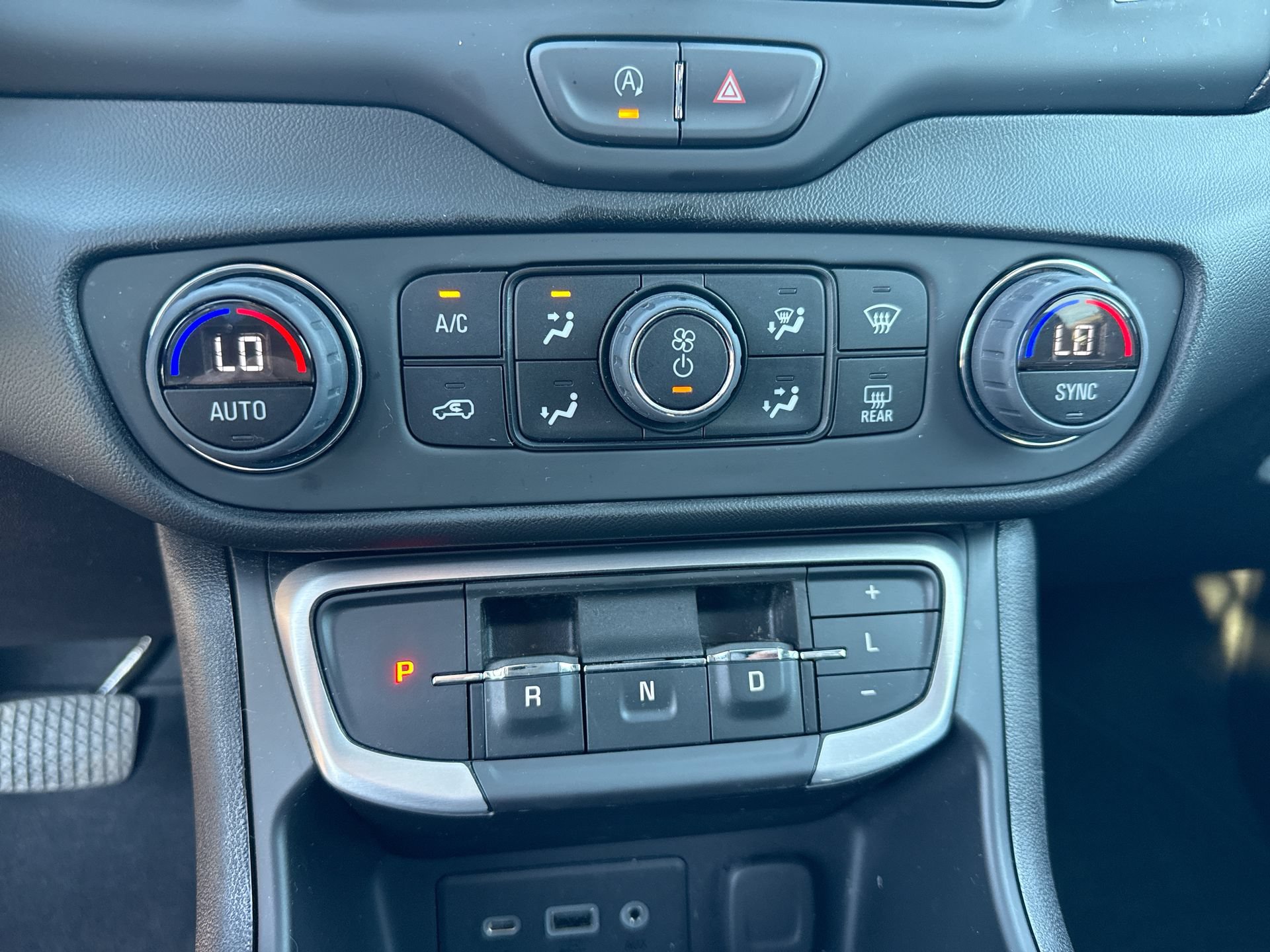 Used 2024 GMC Terrain SLE w/ Driver Convenience Package FWD image 14