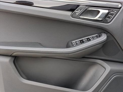 Certified 2025 Porsche Macan image 13