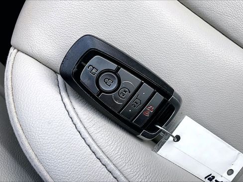 Used 2020 Ford Edge Titanium image 15