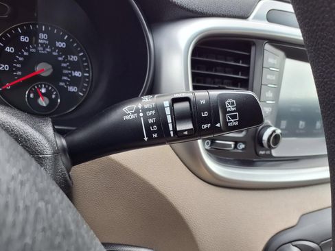 Used 2019 Kia Sorento FWD image 17