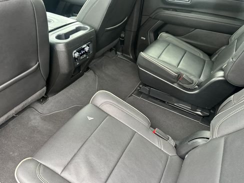 Used 2023 GMC Yukon XL SLT w/ SLT Premium Package image 11