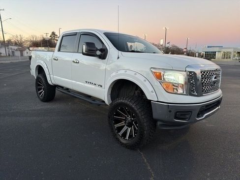 Used 2018 Nissan Titan SV w/ SV Convenience Package image 6