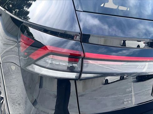 Used 2025 Volkswagen Taos SE w/ Panoramic Sunroof Package FWD image 28