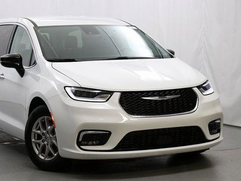 Used 2024 Chrysler Pacifica Touring-L FWD image 3